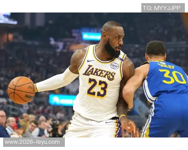 詹姆斯上半场表现平平8投3中三分命中率尚可拿下10分2篮板1助攻1抢断1盖帽