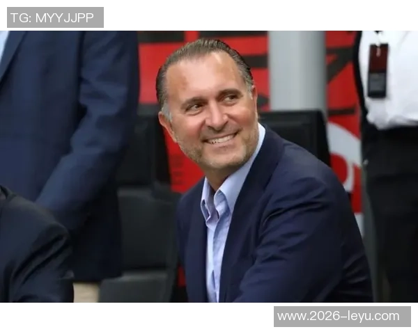 红鸟资本创始人卡尔迪纳莱重返米兰与球队高层球员进行深入交流